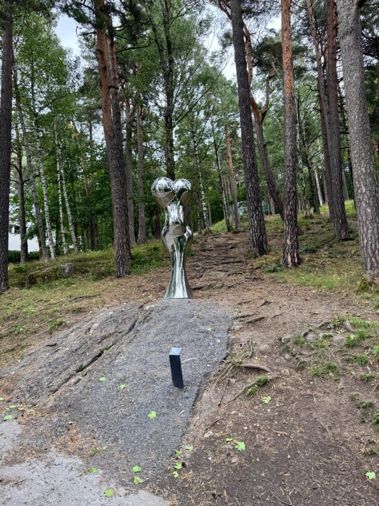 "Het kunstpark Ekebergparken in Oslo, met moderne beelden en panoramisch uitzicht over de stad en de fjord."