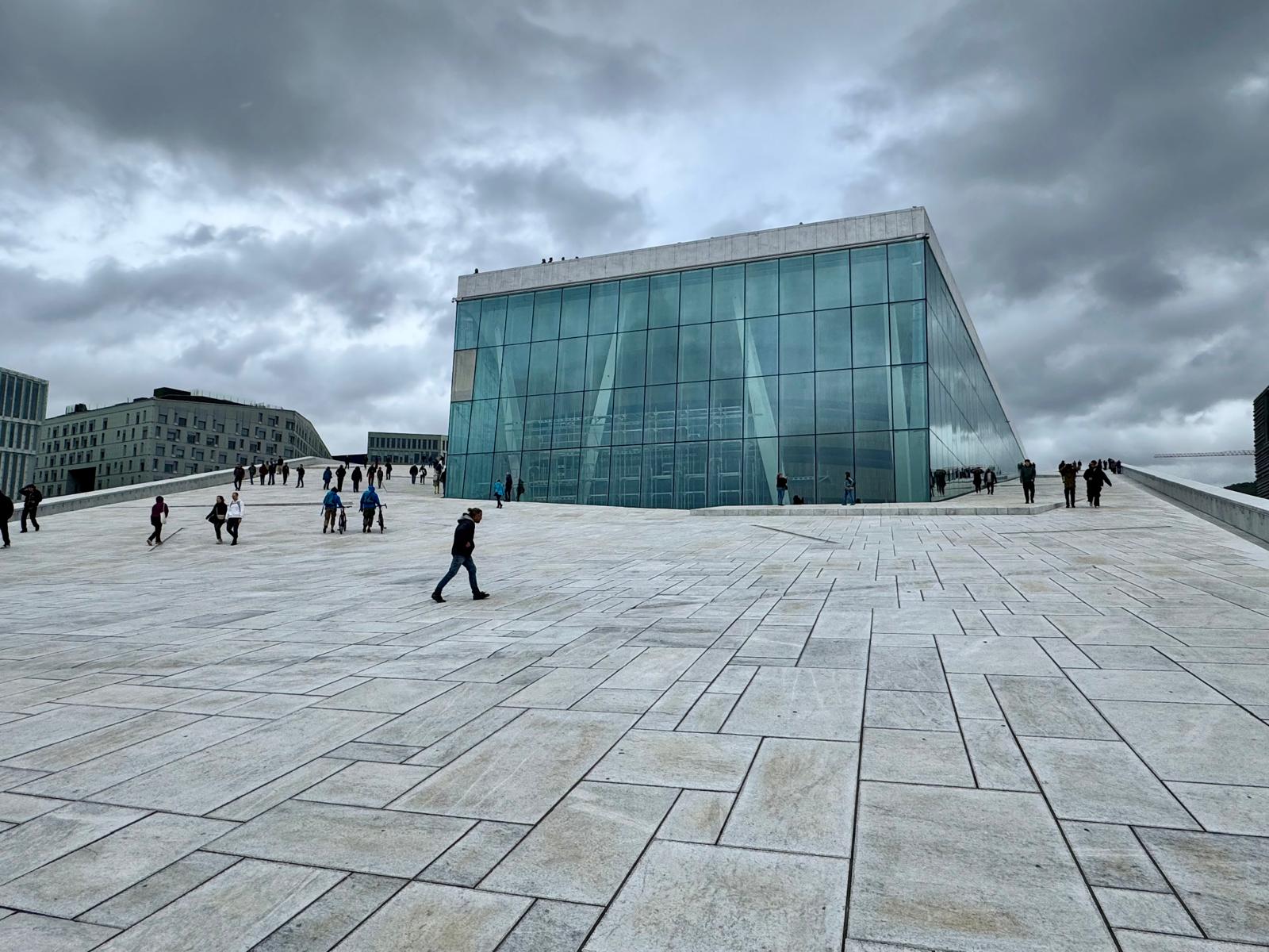 "Wandelend over het dak van het Opera House in Oslo met panoramisch uitzicht over de Oslofjord en de stad Oslo, waar je uitkijkt over de Must-sees van Oslo