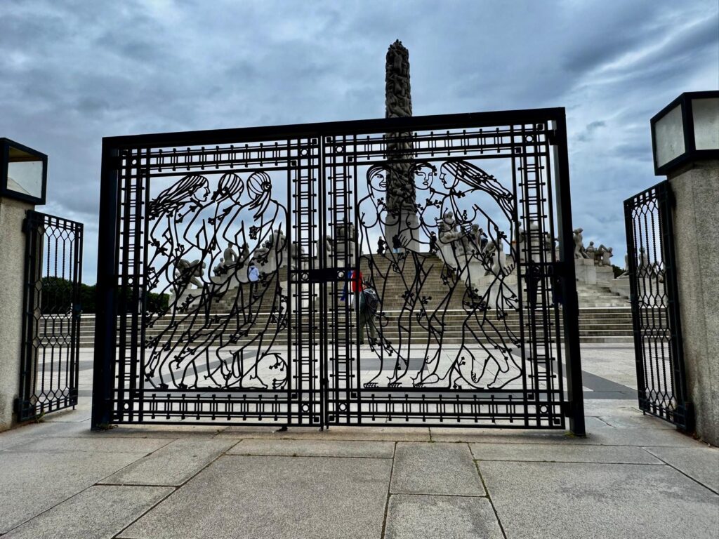 "Beelden van de menselijke ervaring in het grootste beeldhouwerspark ter wereld, Vigelandsparken in Oslo."
