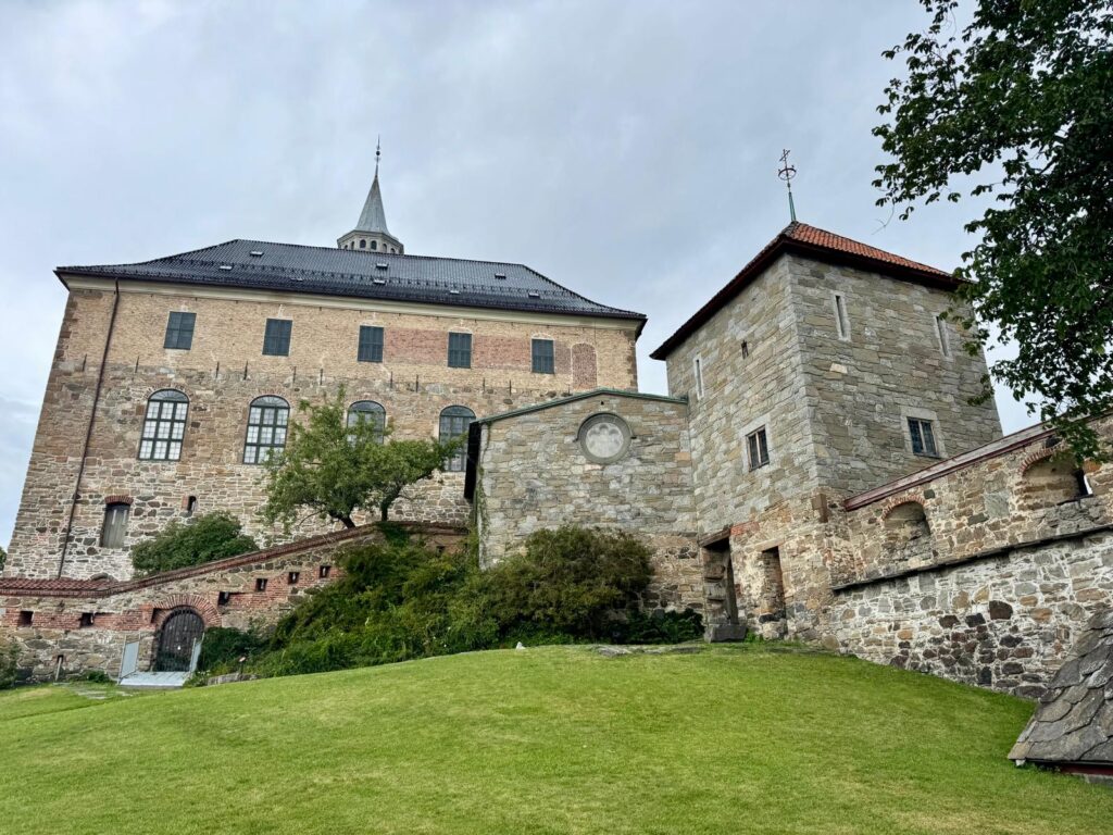 "Akershus Festning, het middeleeuwse kasteel en fort in Oslo, met uitzicht op de Oslofjord en de stad."