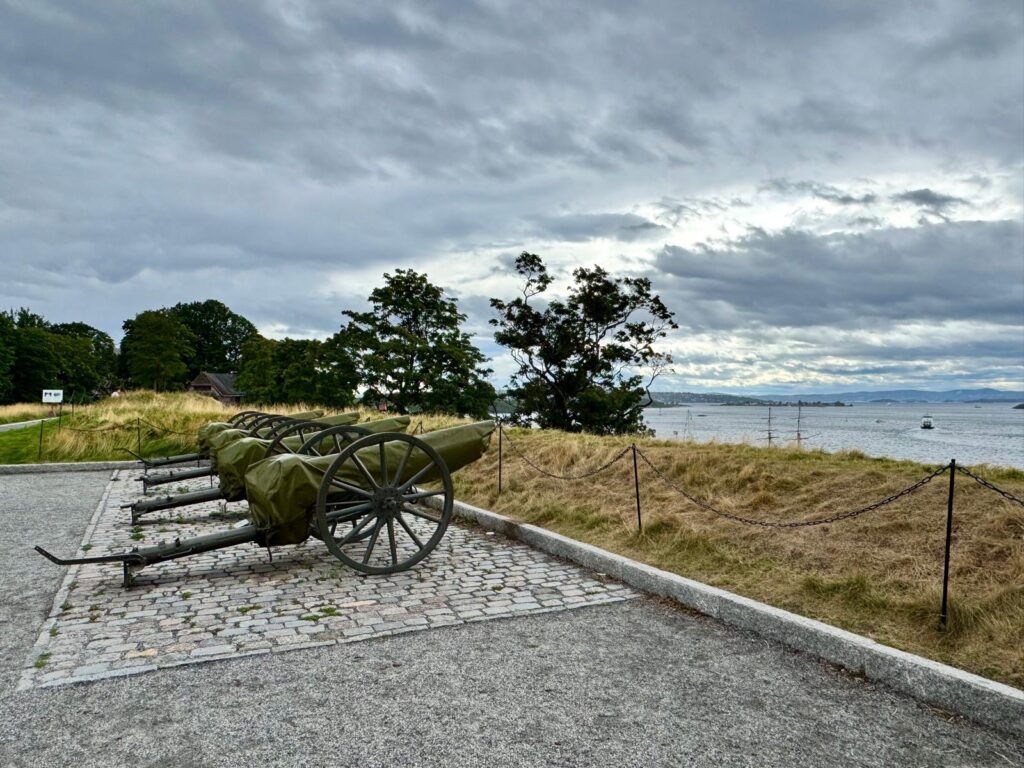 "Akershus Festning in Oslo, een iconisch fort met historische gebouwen en een prachtig uitzicht op de haven en de stad."