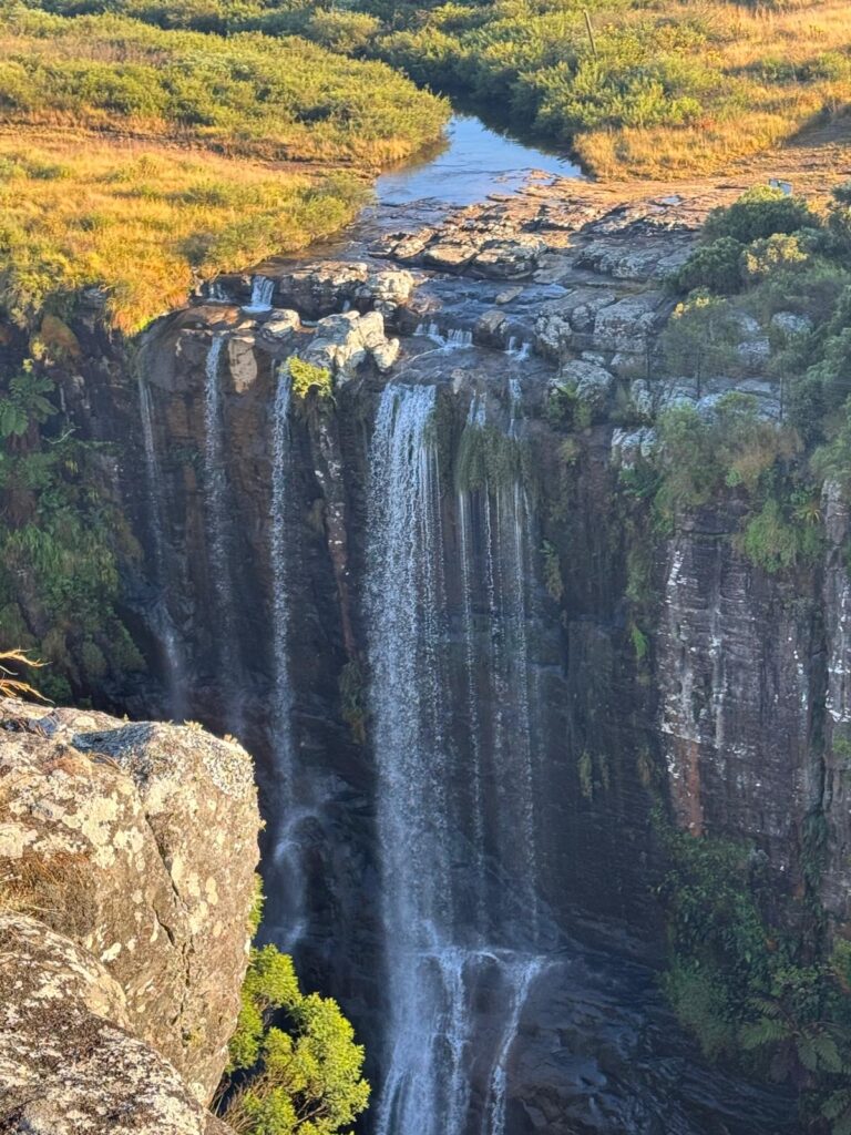 Watervall bij The Pinnacle Rock