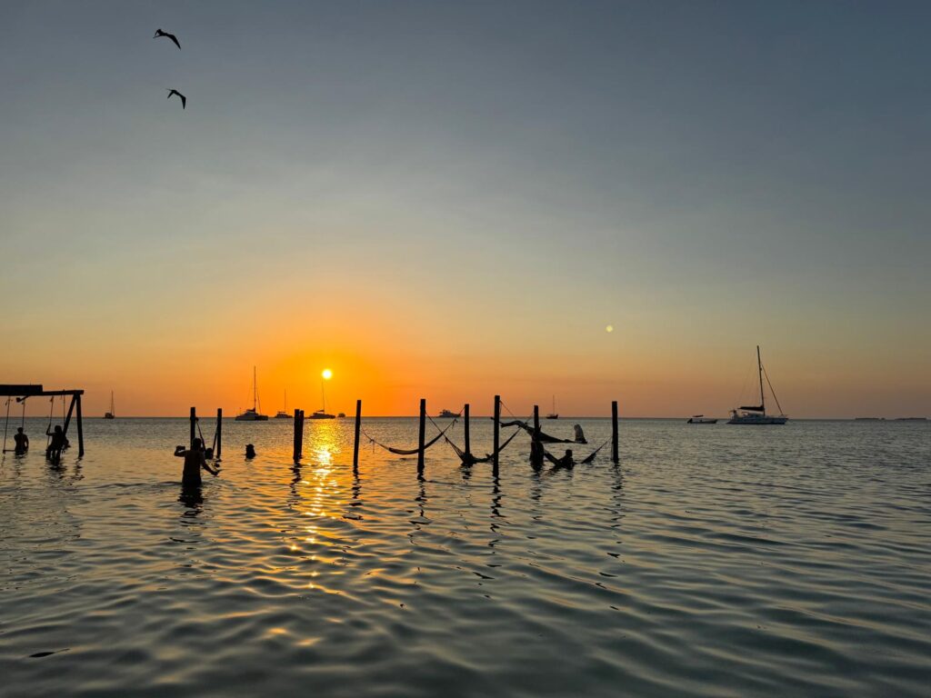 beach met hangmatten Caye Caulker Belize