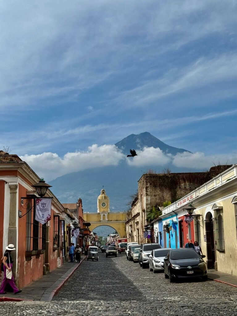 Sanata Catalina Arc met vulkaan uitzicht
