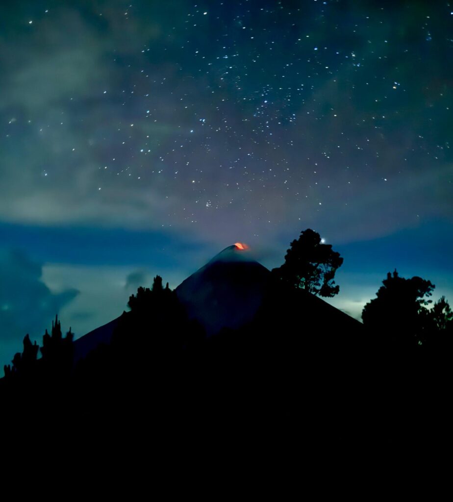 Fuego vulkaan bij nacht