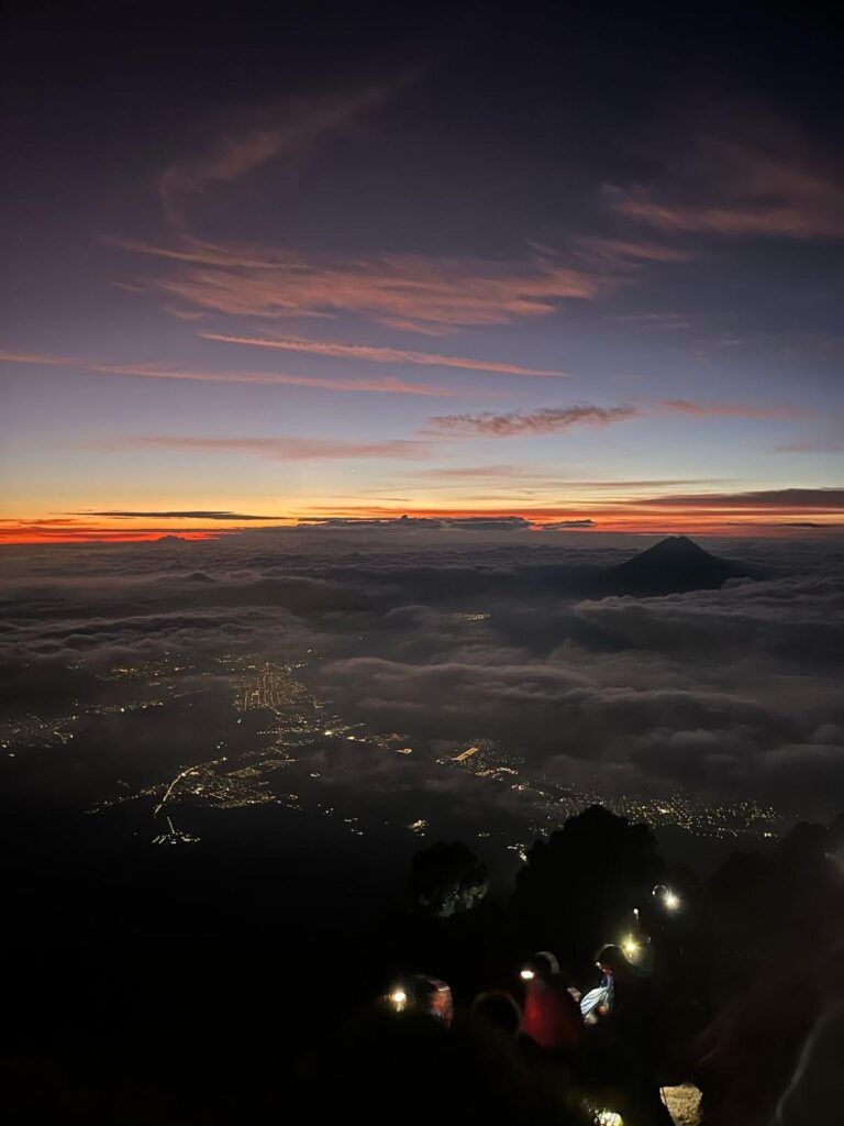 Summit push Zonsopgang op top Acatenango