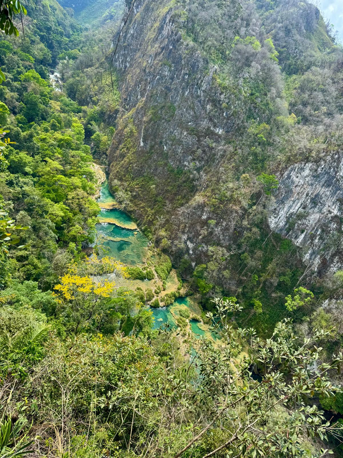 Uitzicht over Semuc Champey turquoise baden