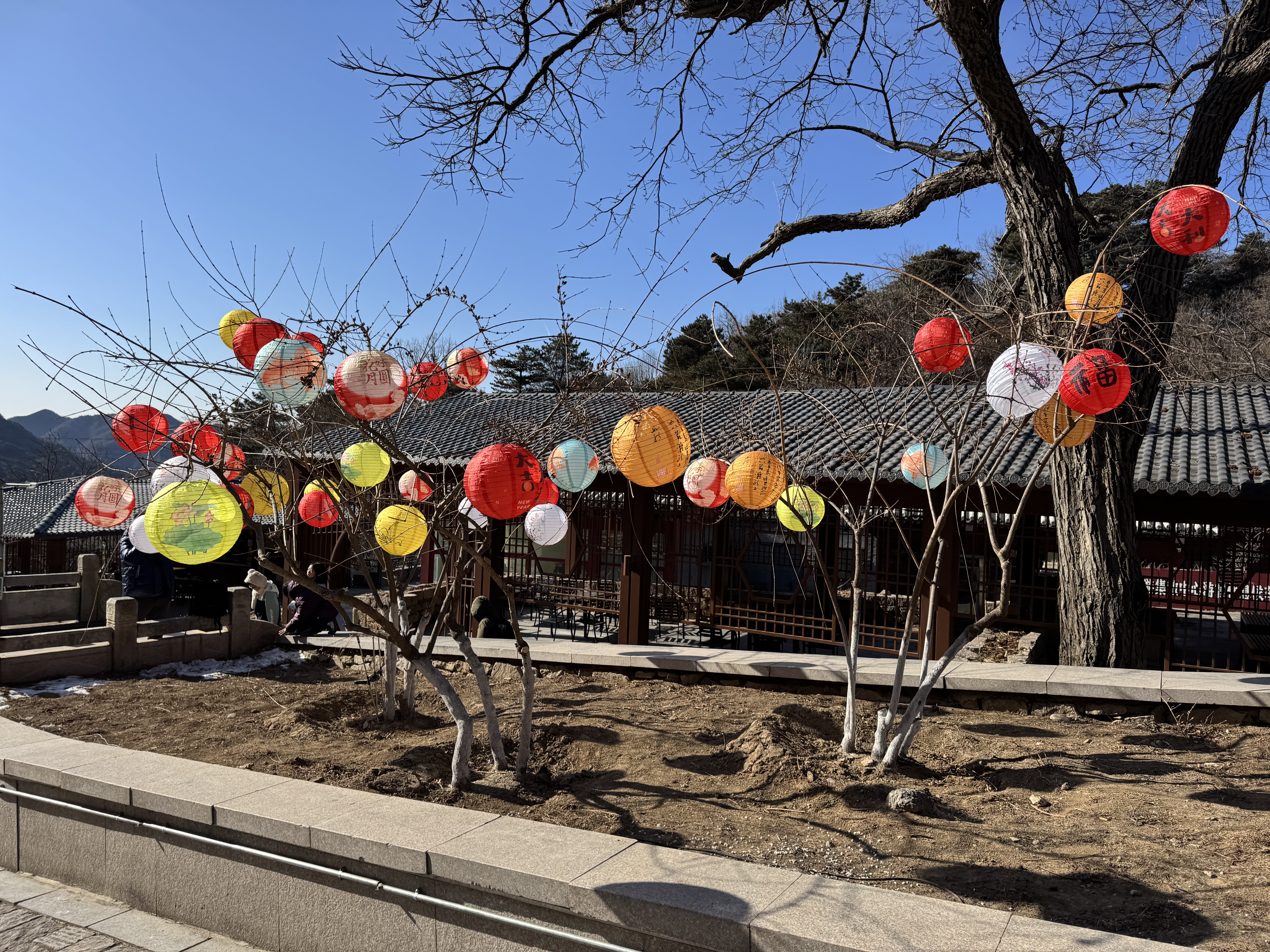 lampionen bij de chinese muur tijdens reis China