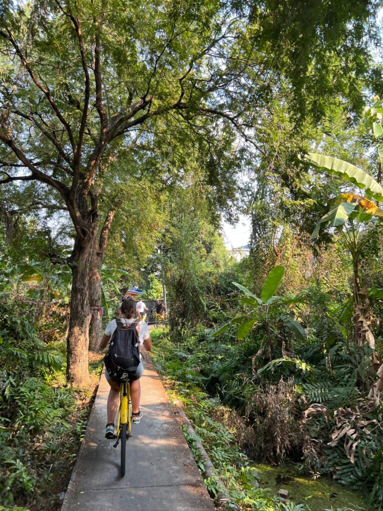 Groene plantages Bangkok Fietstour Co van Kessel