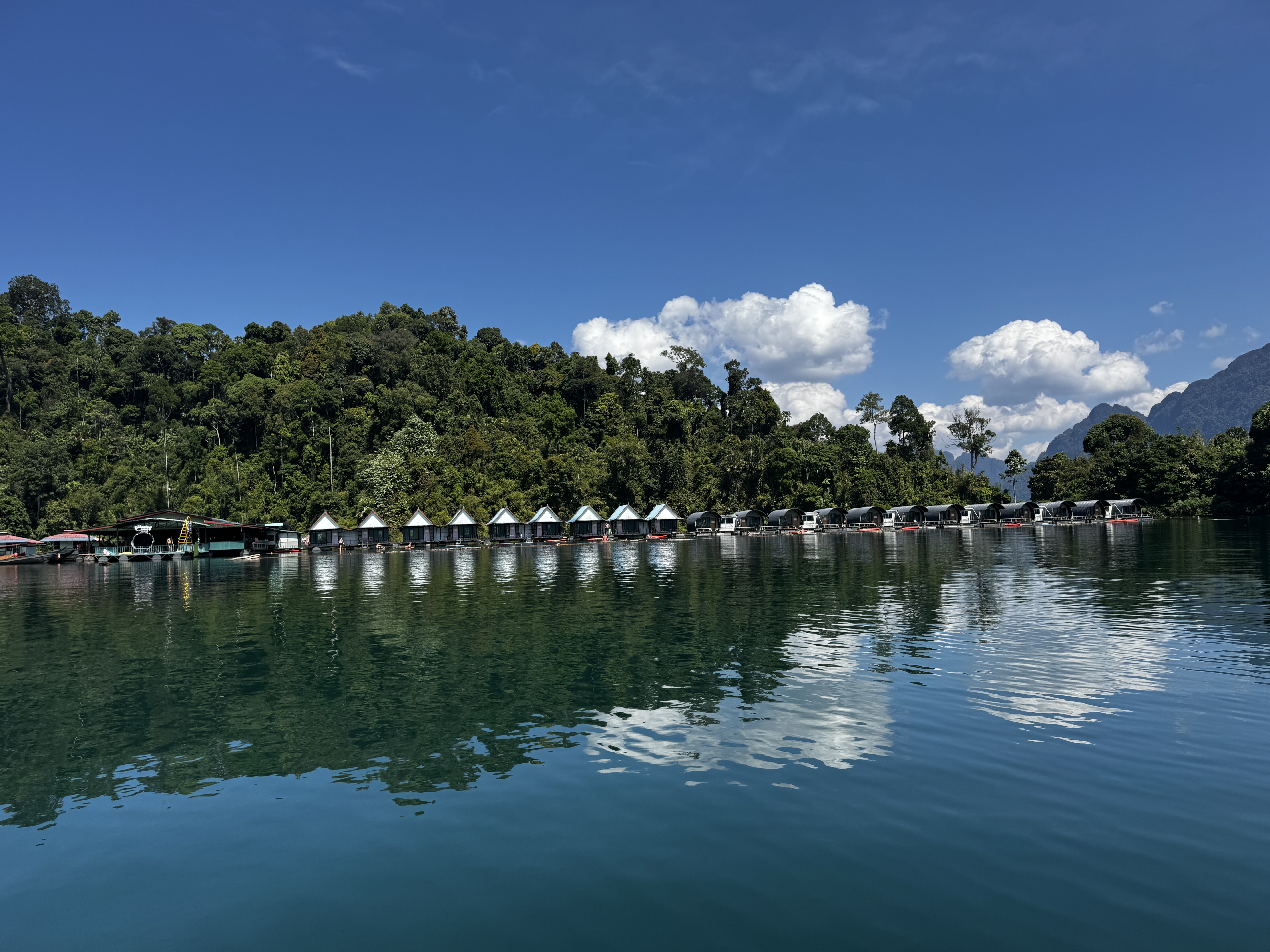 Drijvende bungalow op Cheow Lan Lake