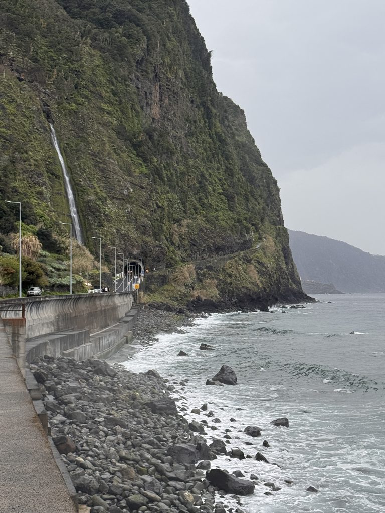 Auto Madeira waterval langs de weg